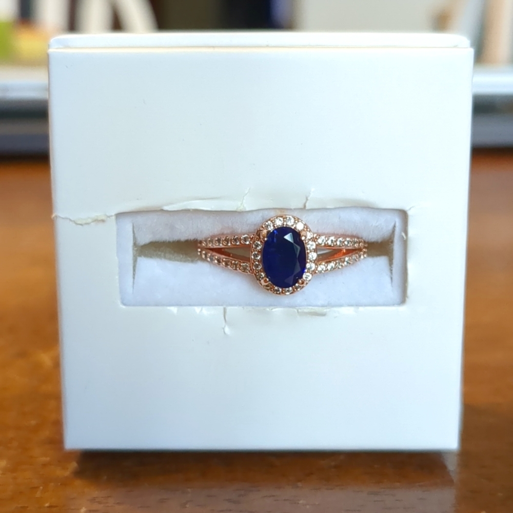 Ring bomb size 8 rose gold ring with natural fusion Sapphire